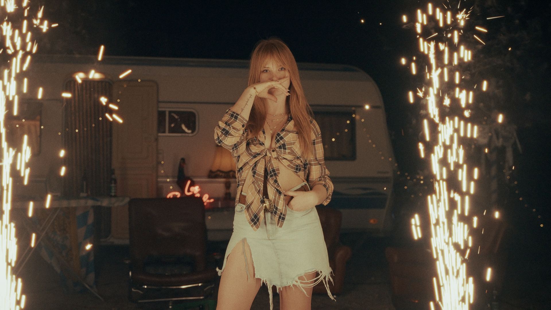 Still aus dem Musikvideo „Intro“