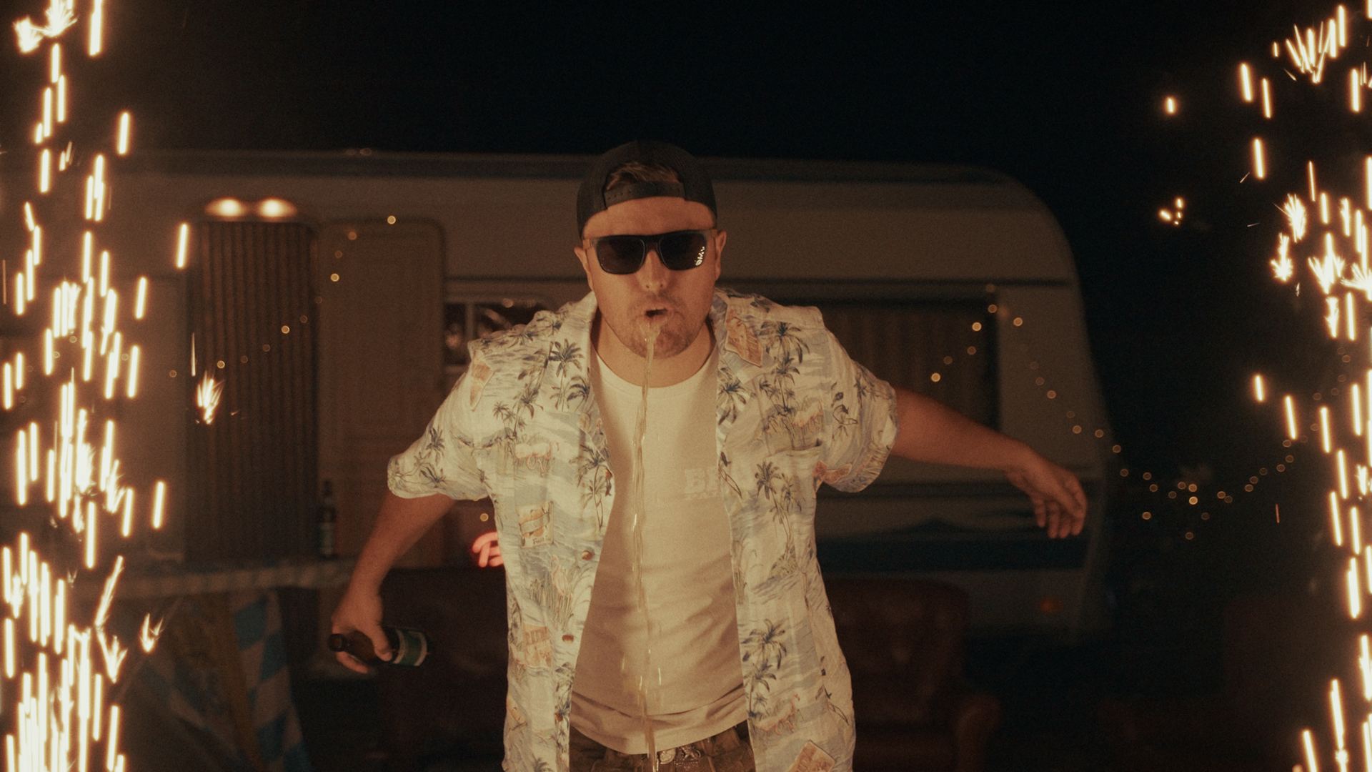 Still aus dem Musikvideo „Intro“