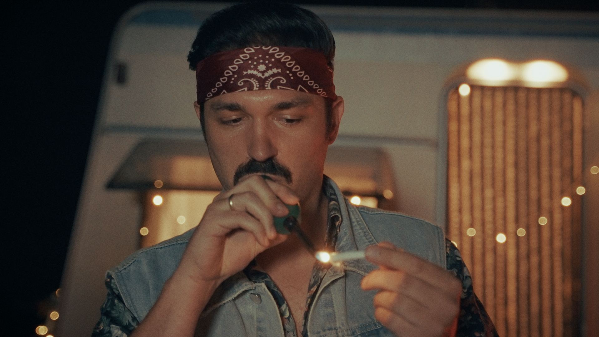 Still aus dem Musikvideo „Intro“