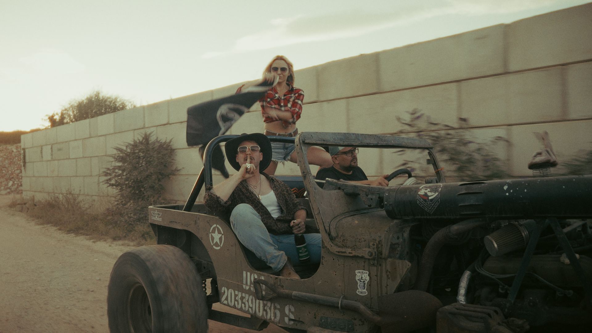 Still aus dem Musikvideo „Intro“