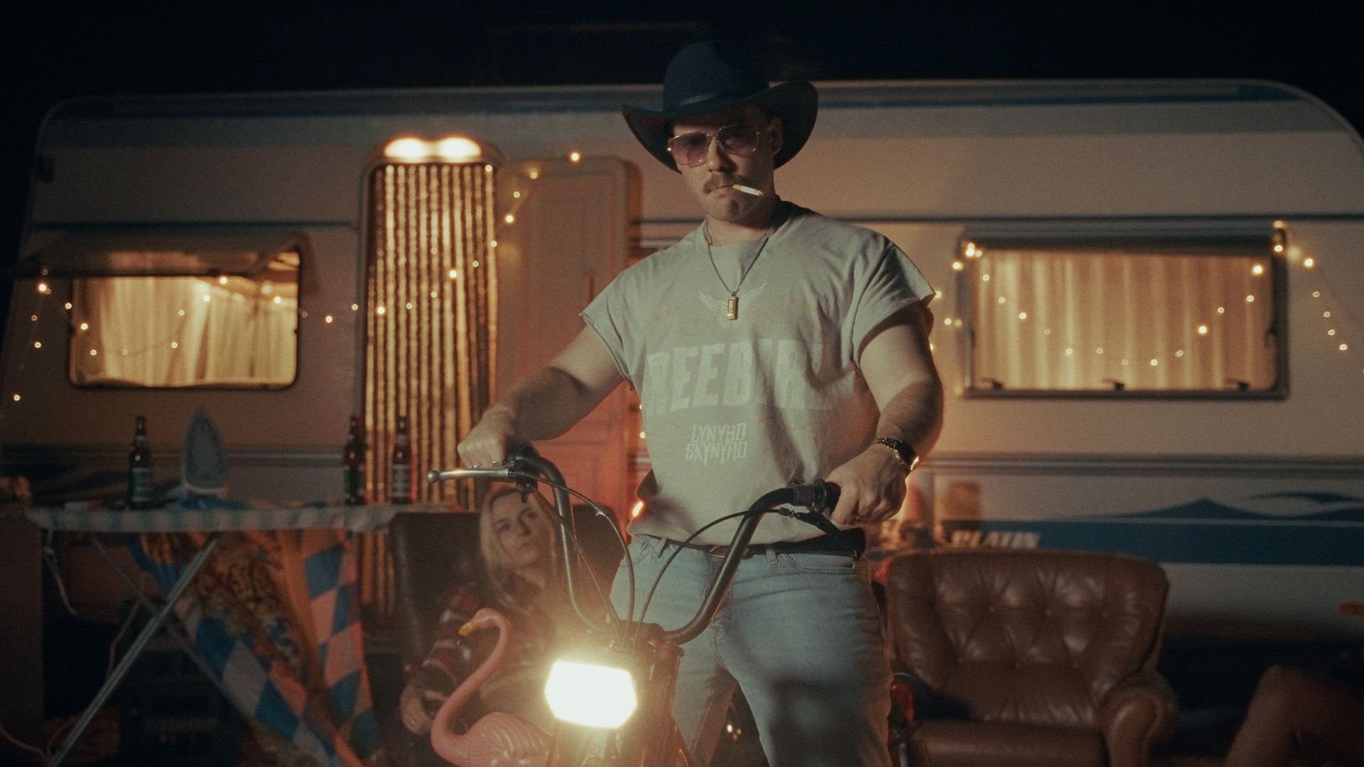 Still aus dem Musikvideo „Intro“