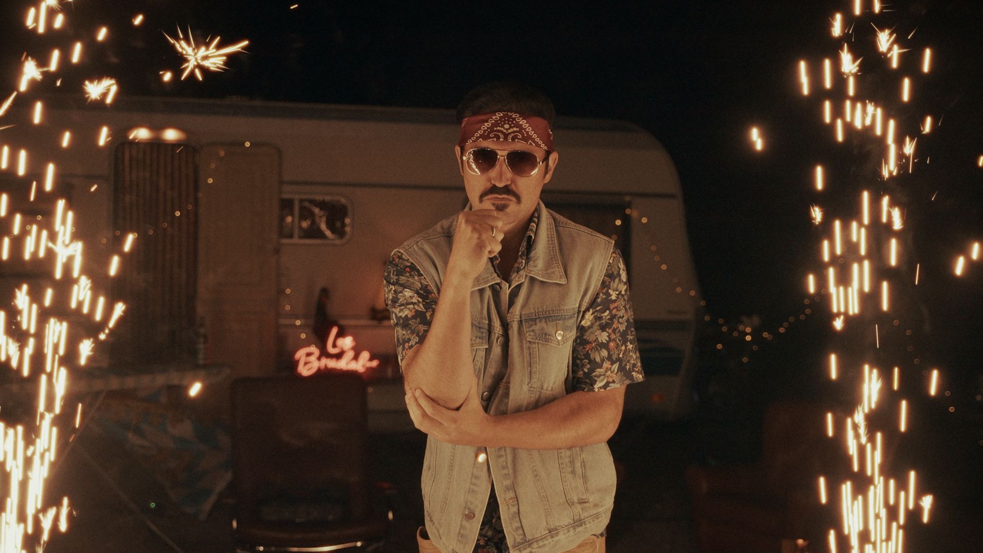 Still aus dem Musikvideo „Intro“