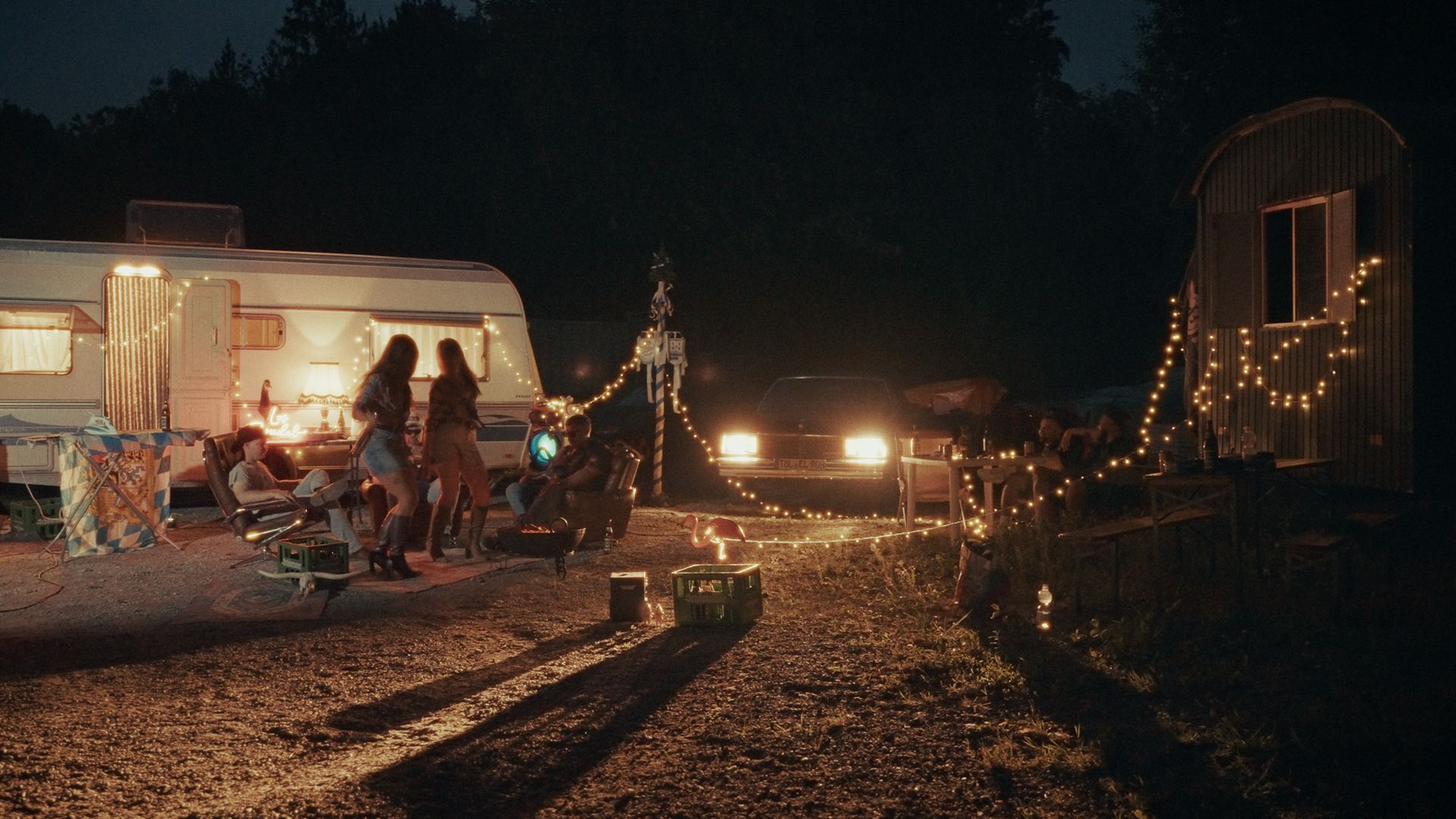 Still aus dem Musikvideo „Intro“