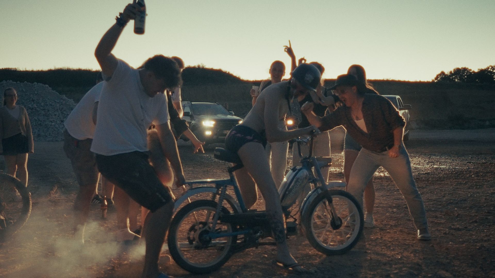Still aus dem Musikvideo „Intro“